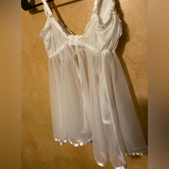 Cute set. Fredericks of Hollywood nightie and thong is not that brand. Both NEW - Picture 3 of 4